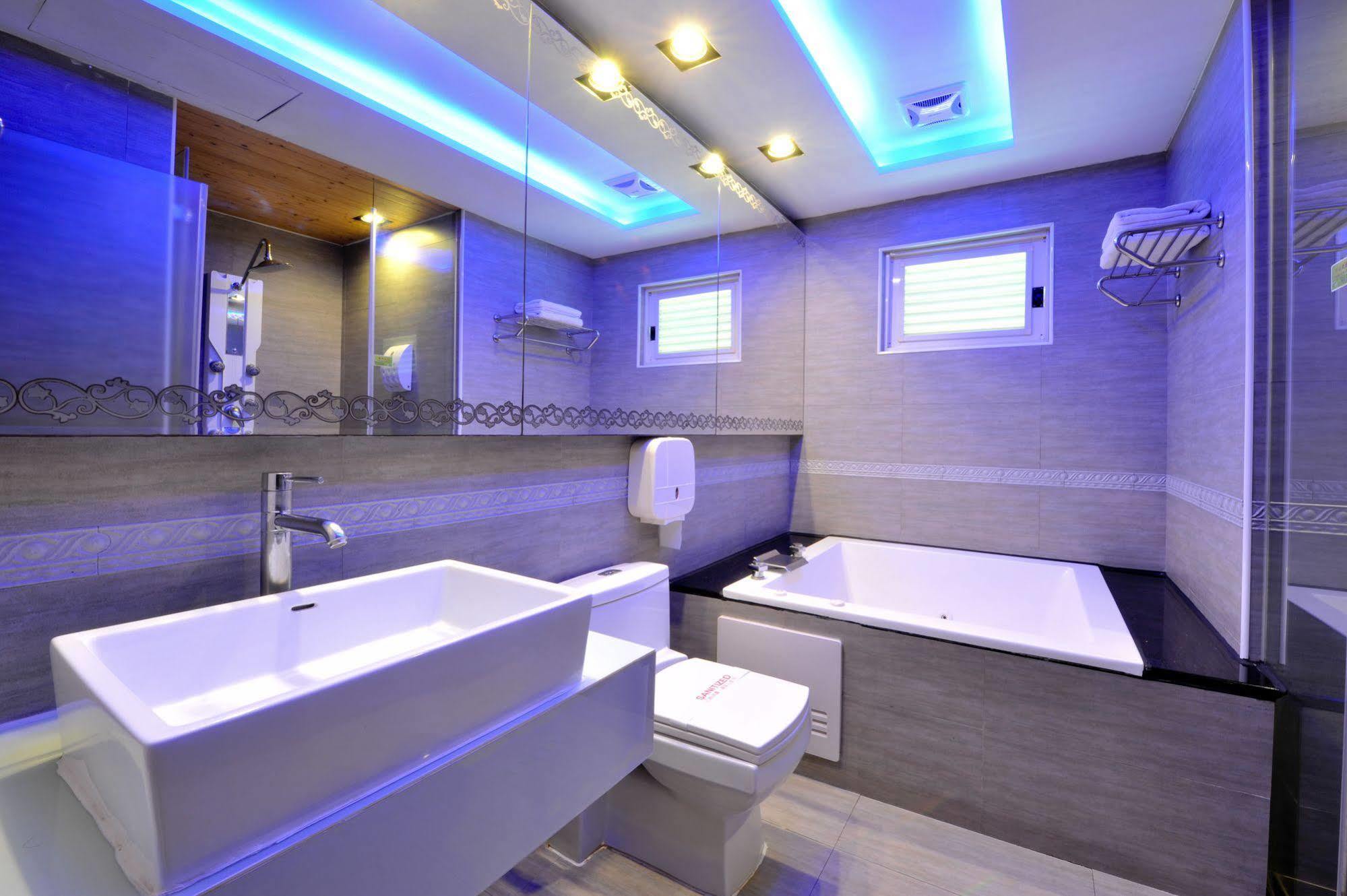 Zj Motel Kota Hsinchu Bagian luar foto